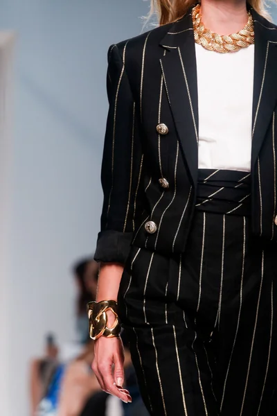 Look 60